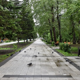 Крупная тротуарная плитка в сочетании серых оттенков, плитка Алом «Мегаполис»